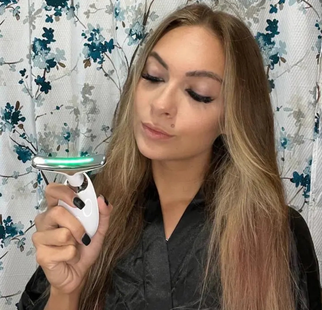 Wavy Chic Beauty Facial Massager, 7 Color Facial Device Skin Firming for Face Neck Beauty Device,